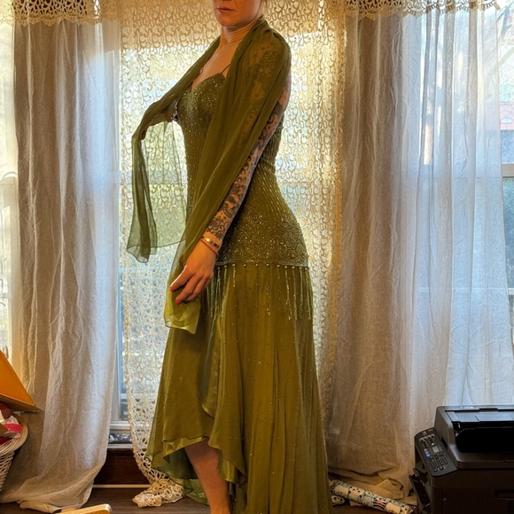 Marsoni size 8 like new condition used once w green sash fits like a 6 30”waist - Picture 14 of 17